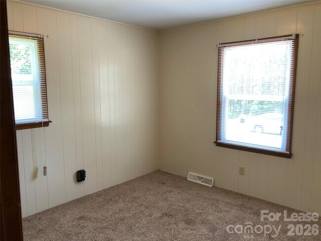 Building Photo - 1411 Roundtree Ln