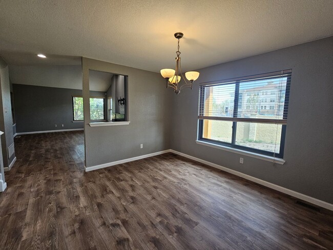 Building Photo - Gorgeous 2+ Bedroom 3 Bath Townhouse with ...