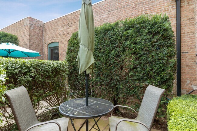 Foto del edificio - 344 Hutchins Ct