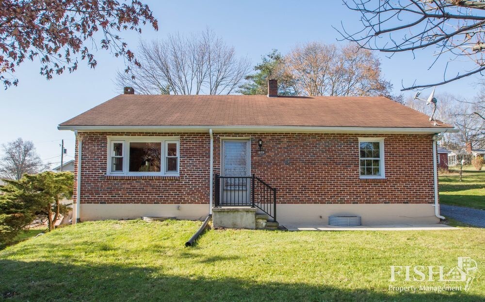 Primary Photo - 1829 Mount View Ave