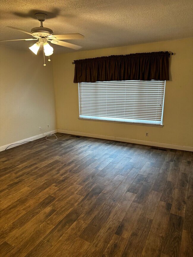 Building Photo - Fresno Home Available for Lease
