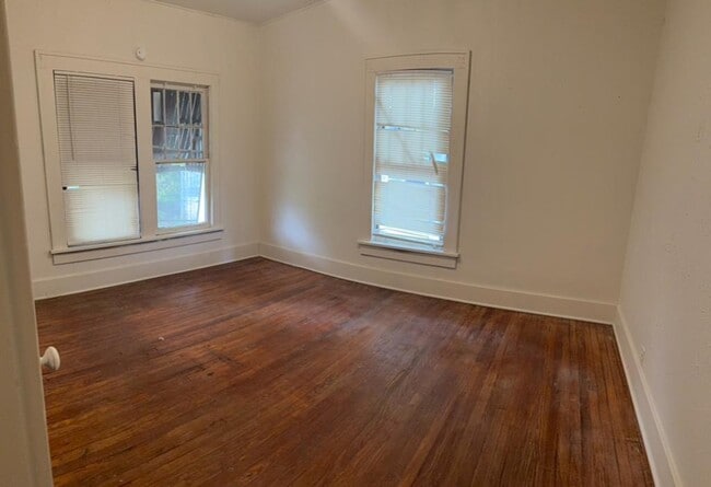 Building Photo - 522 E Maple St