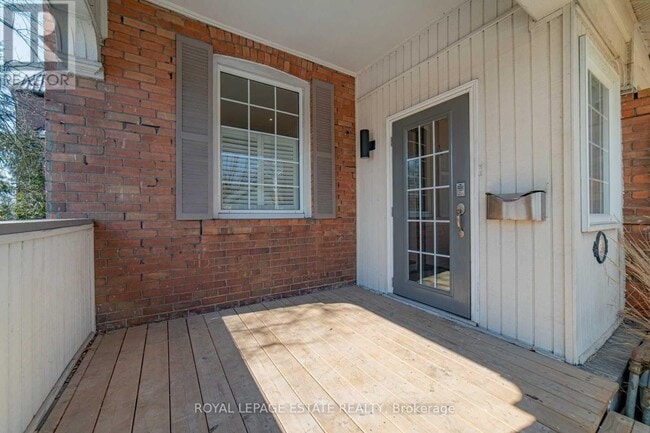 Building Photo - 568 Woodbine Ave