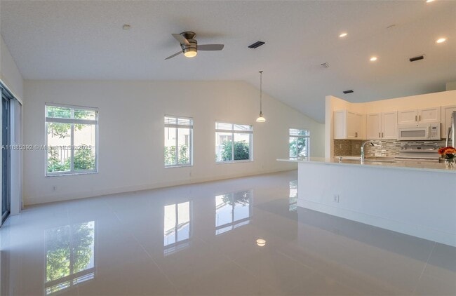 Foto del edificio - 4295 Greenbriar Ln