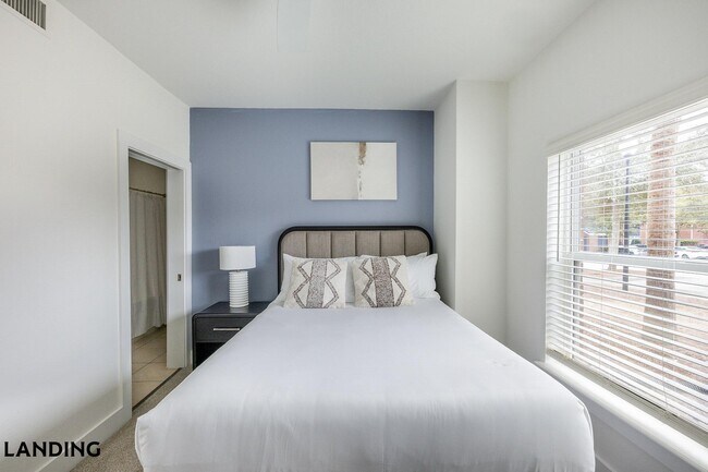 Foto del edificio - 20050 Oak Rd E