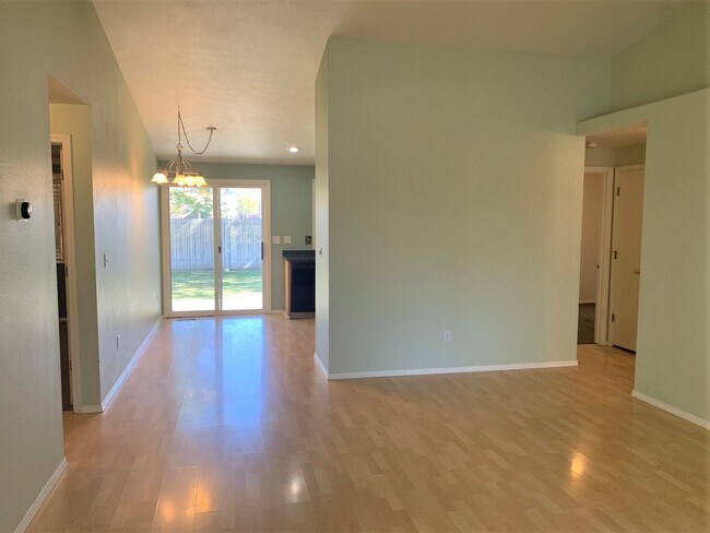 Foto del edificio - Charming 3 bed 2 bath home in a quiet Boise Neighborhood just off Glenwood and Hill Rd.