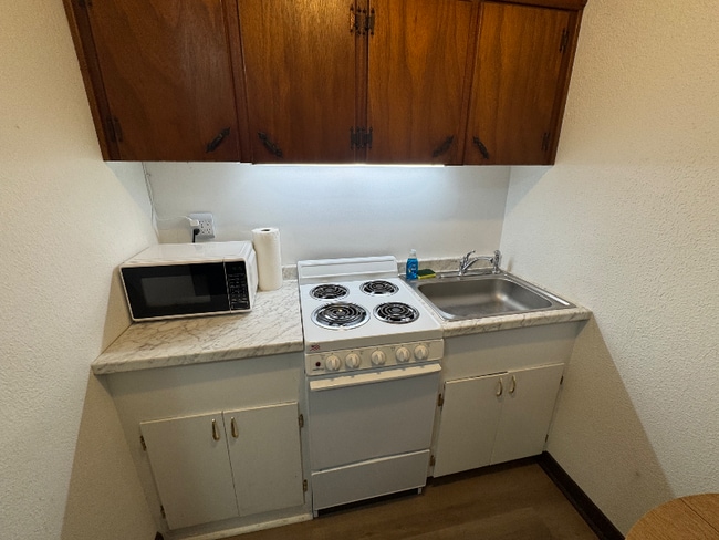 Building Photo - 1708 Holloman Dr