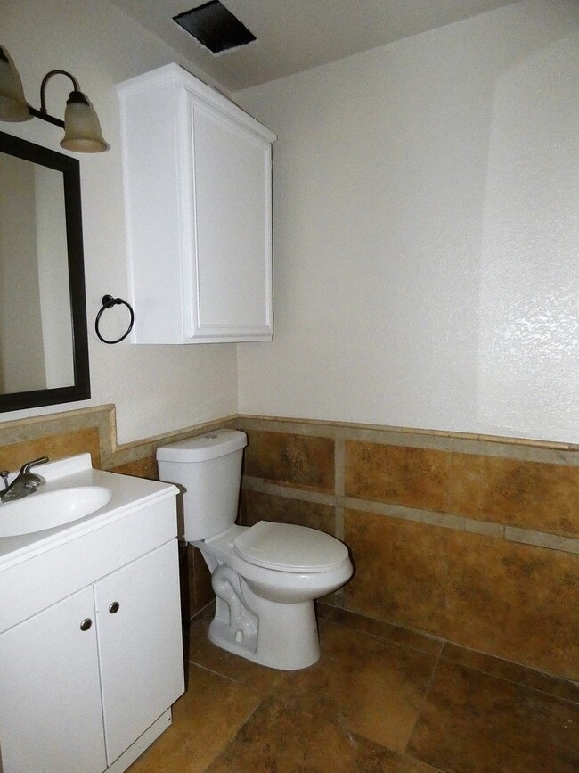 Foto del edificio - Townhouse Located Near School, Parks, Freeway Access!