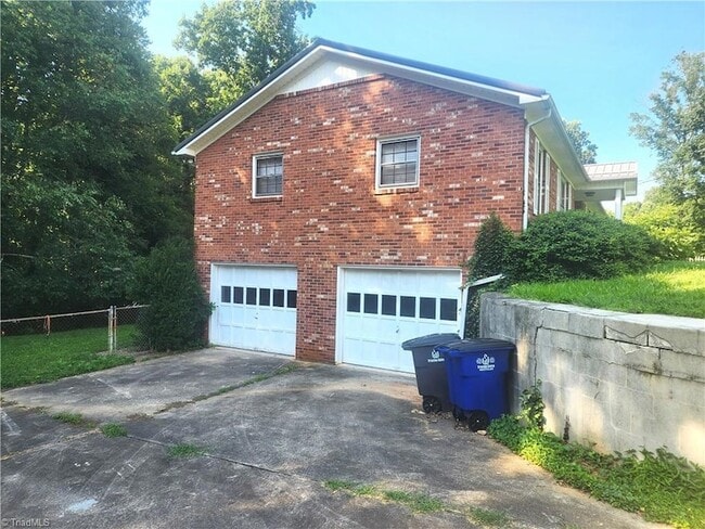 Building Photo - 1505 Turfwood Dr