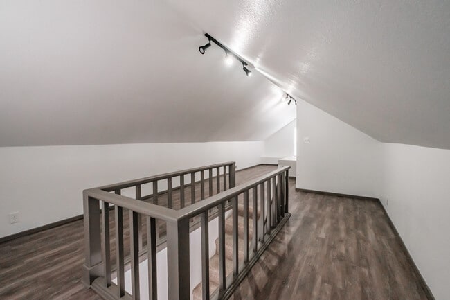 Building Photo - 147 NE Elm St