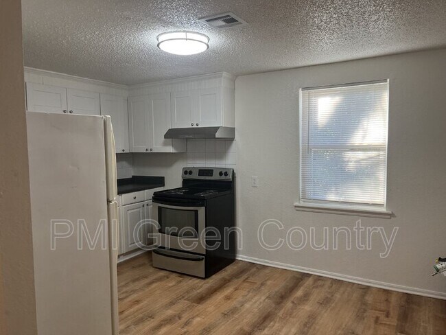 Foto del edificio - 318 E Redwood St