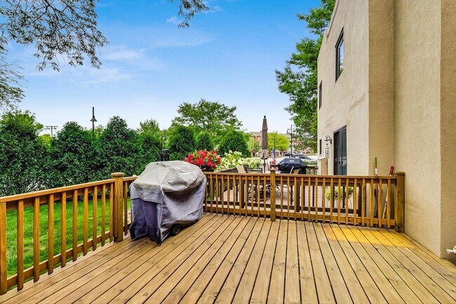 Foto del edificio - 1 Oak Tree Ct