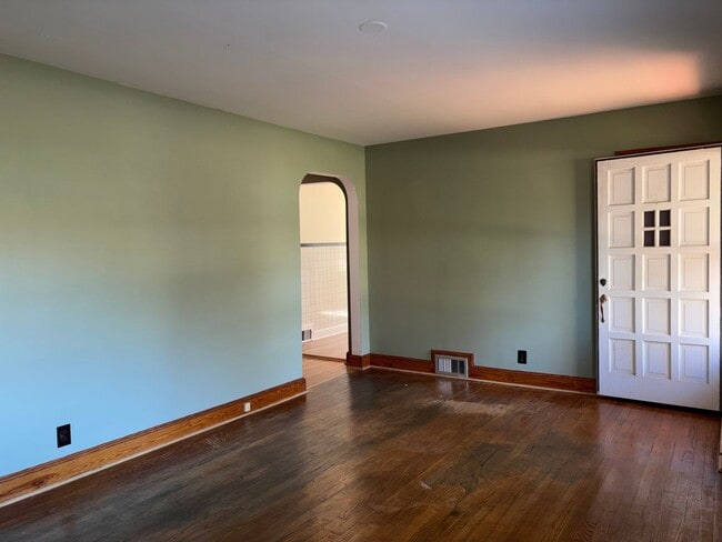 Building Photo - 3 Bedroom, 1.5 Bathroom House in Winston-S...