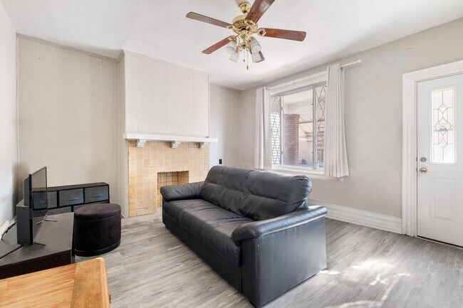 Foto del edificio - Bloomfield SFH 3 bedroom 1 BR With Off Street Parking/Fenced Yard