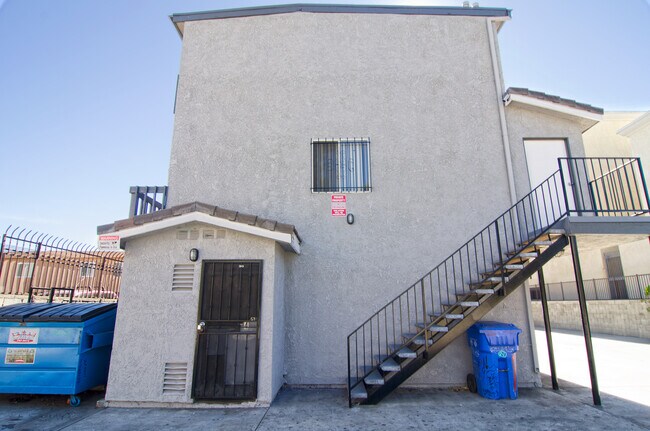 Building Photo - 18547 Saticoy St