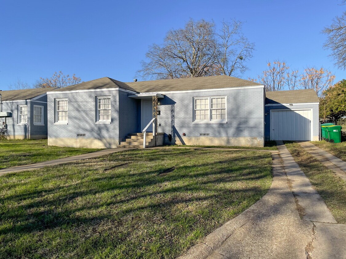 Primary Photo - 301 E 9th Ave