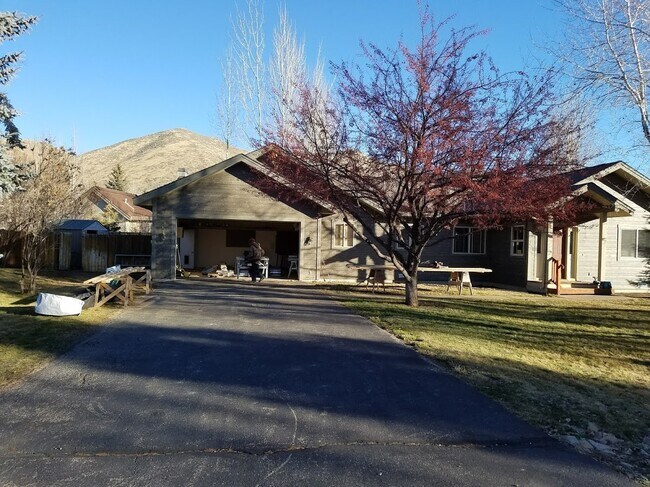 Building Photo - 3bd/2ba Home w/Garage