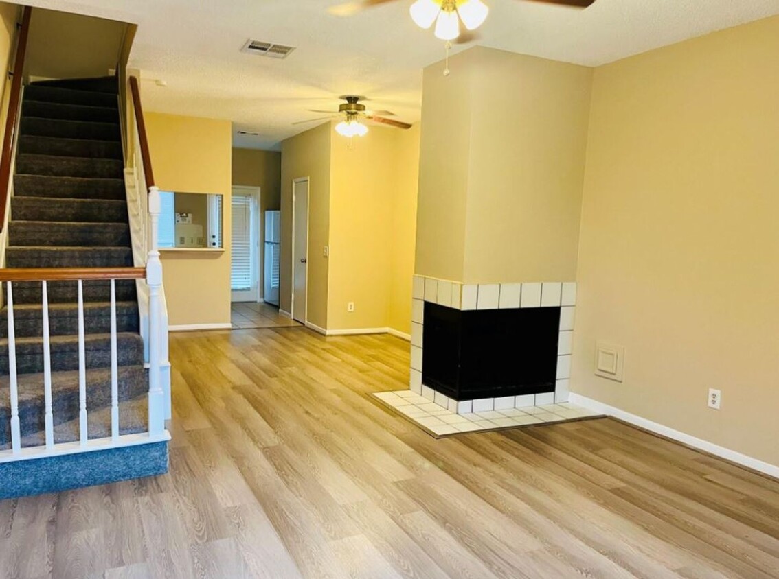 Foto principal - Cozy 2-Bedroom Townhouse in Sugar Land's G...