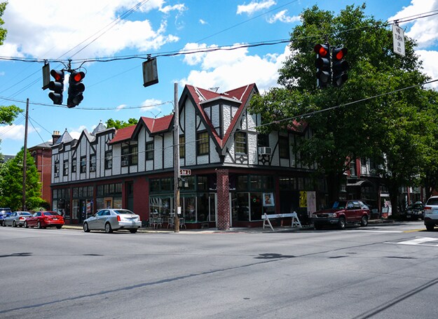 Building Photo - 131 W Oak St