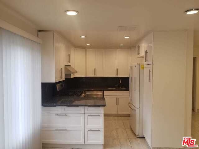Building Photo - 328 S Elm Dr