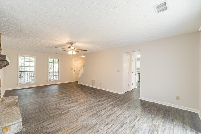 Building Photo - 4960 Ridgeside Ct