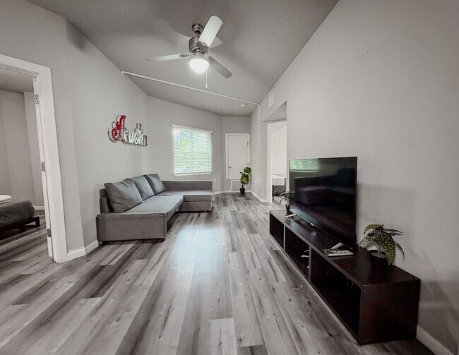 Foto del edificio - 4 Bed / 2 Bath in West Campus – Bring Your...