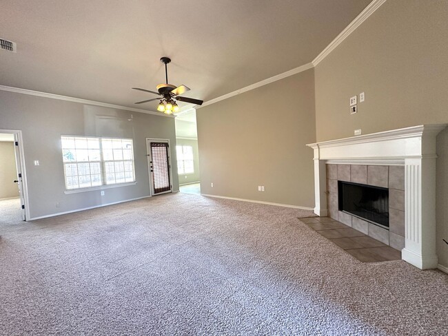 Foto del edificio - Gorgeous 3-bedroom minutes from 82nd & Uni...