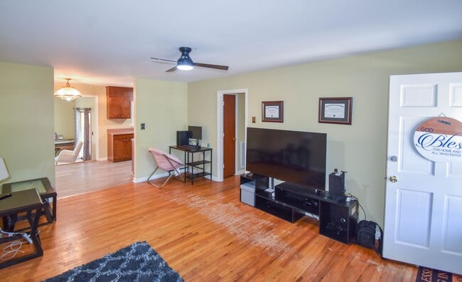 Building Photo - Accepting Applications: 3 Bedroom 1.5 Bathroom- Small Dogs Considered