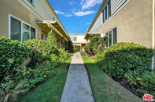 Building Photo - 5804 San Vicente Blvd