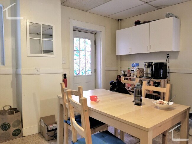 Building Photo - 9/1/25 Northeastern 4BR/2BA w/heat included!