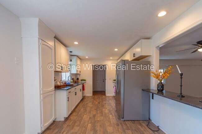 Building Photo - Looking for space and serenity?
