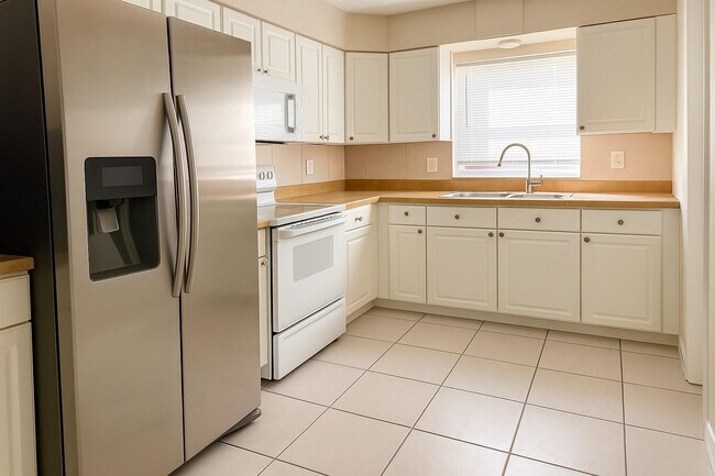 Foto del edificio - 6721 McClellan St