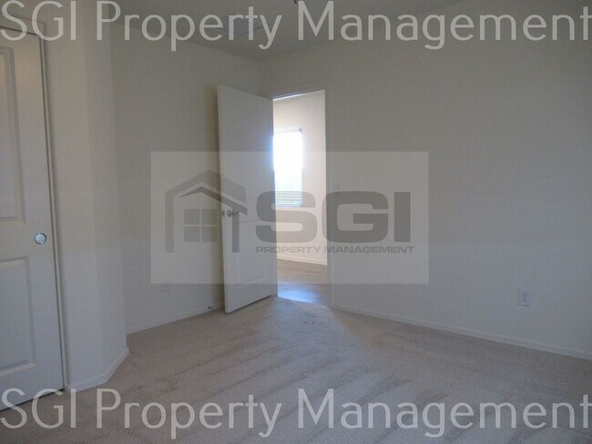 Building Photo - SINGLE LEVEL 4 BEDROOM 2 BATHROOM HOME!