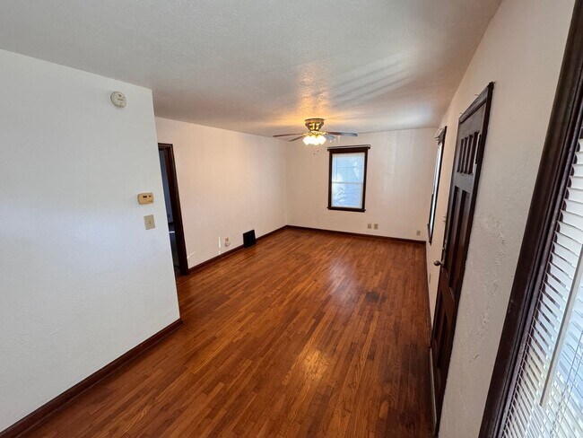 Building Photo - 2 Bedroom, 1 Bath House