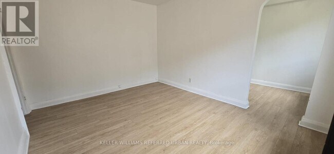 Photo du bâtiment - 137 Eglinton Ave W