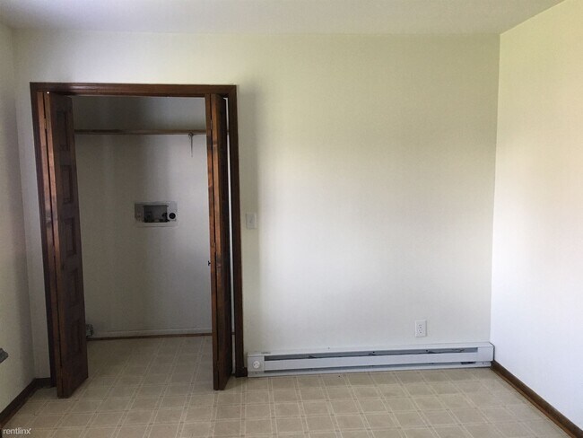 Building Photo - 2 br, 1 bath  - 8 South St Apt 3