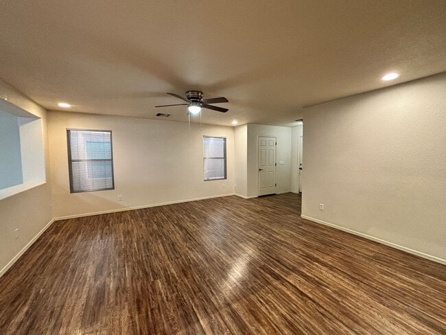 Building Photo - 1051 W Sea Lion Dr