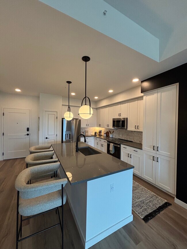 Building Photo - 2001 Embassy Dr