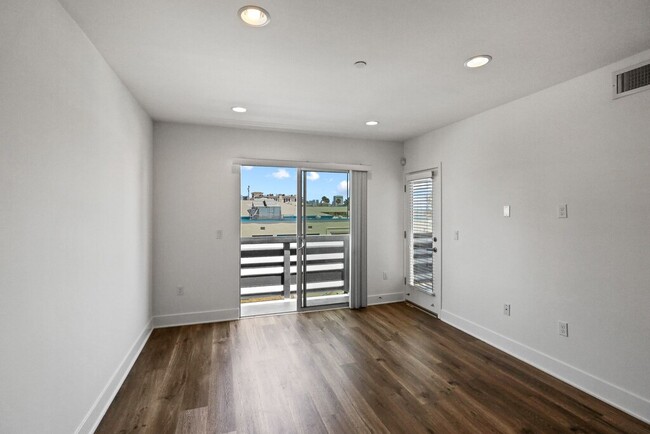 Foto del edificio - 1301 Brockton Ave Los Angeles, CA 90025