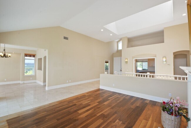 Building Photo - Stunning 4 Bed | 3.5 Bath Home Office and ...