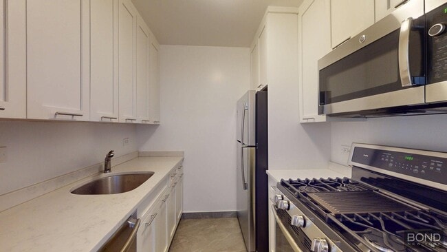 Building Photo - 247 W 87th St