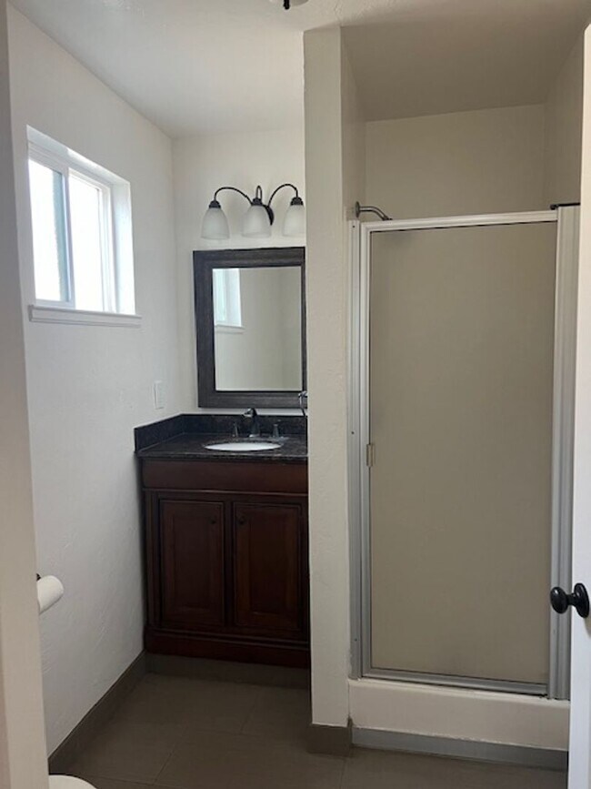 Foto del edificio - COMING SOON: CHARMING COTTAGE with Off Street Parking & Private Laundry