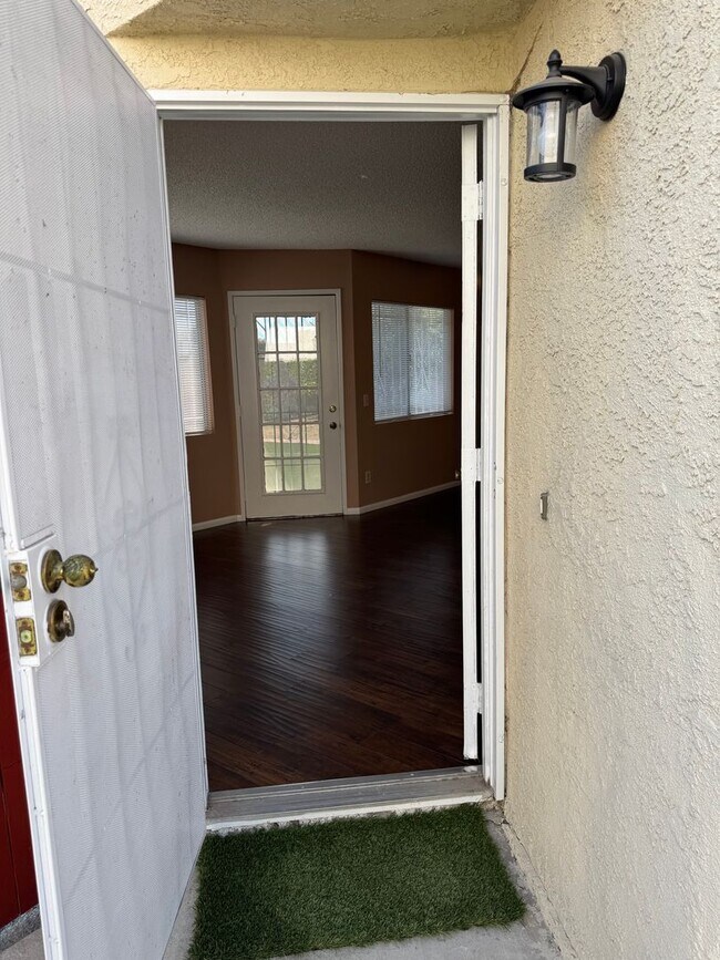 Building Photo - Move in Ready - Spacious 3 bed 2 bath Upda...