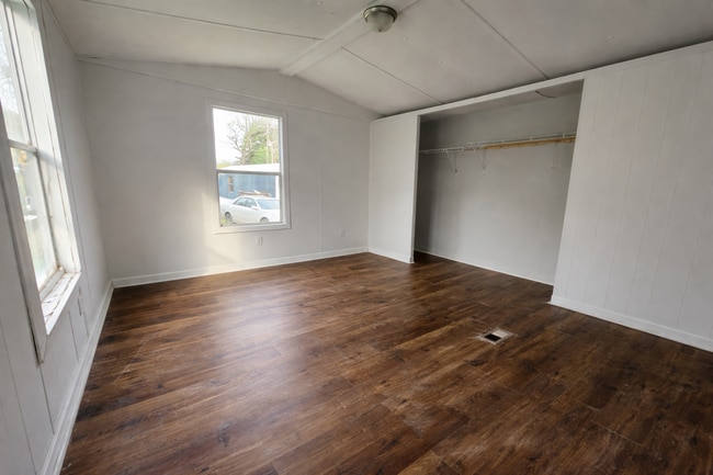 Foto del edificio - 412 McElhaney Rd