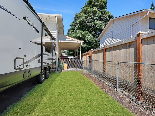 Front driveway / parking - 18519 129th Pl SE