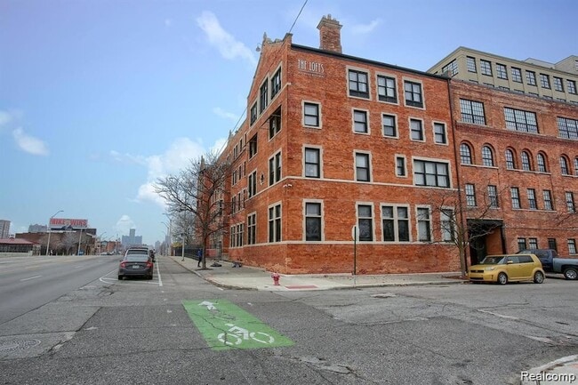 Building Photo - 6533 E Jefferson Ave