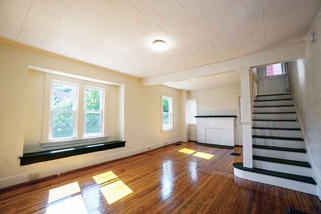 Building Photo - Available 6/1/2026 Charming Home With Priv...