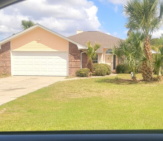 Building Photo - 12331 Country Club Dr