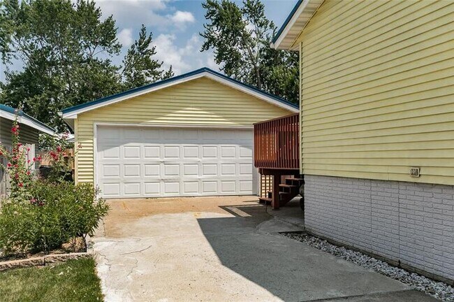 Building Photo - 3600 Spruce Wood Dr NE