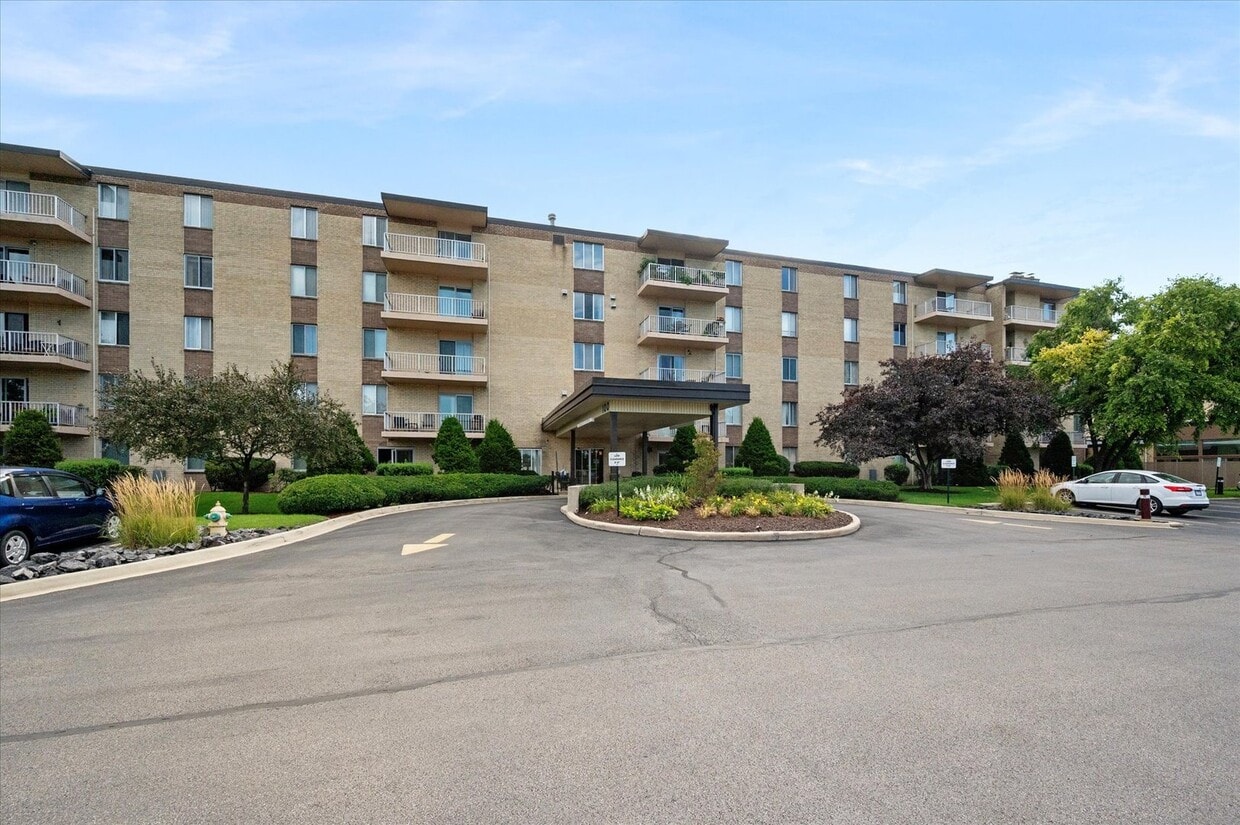 Foto principal - 100 W Butterfield Rd